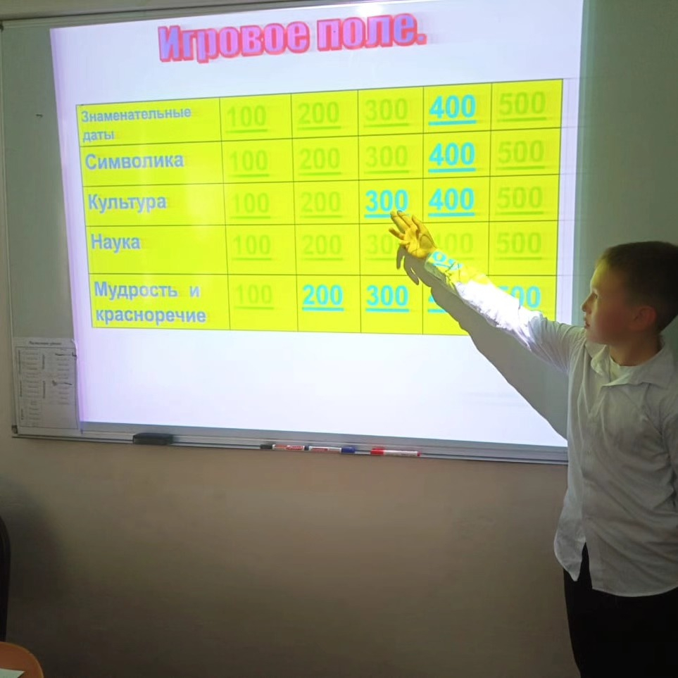 В 5а классе проведен классный час в виде интеллектуальной игры, посвященный дню Республики Казахстан.