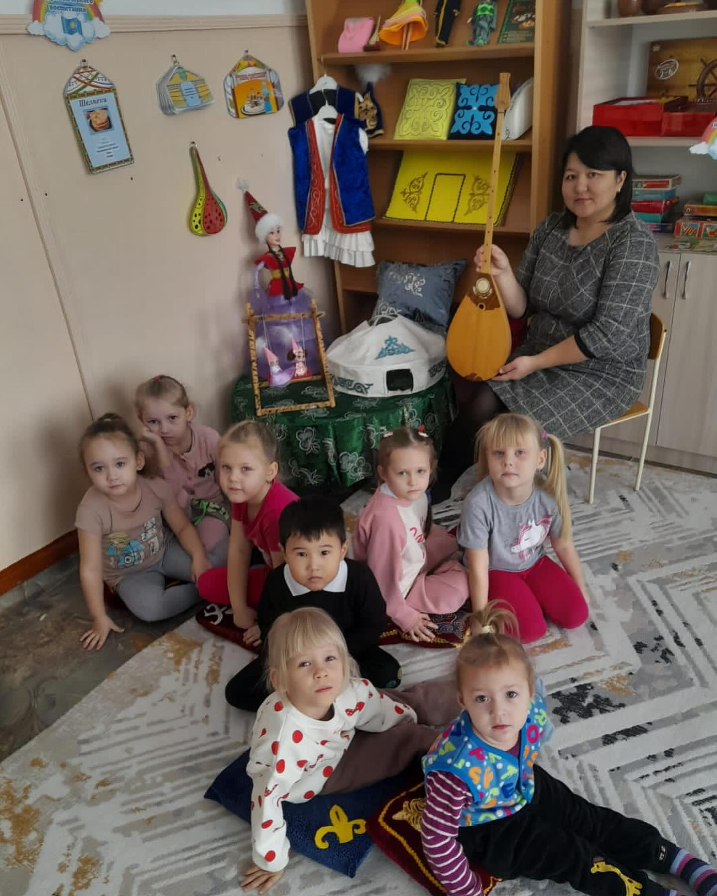 На неделе эстетической грамотности дети познакомились с казахскими национальными нарядами