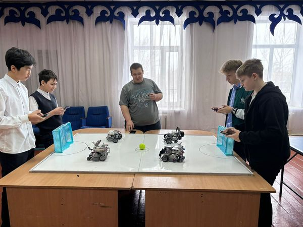 В «ОШ имени Шокана Уалиханова» 8 февраля 2024 года был организовано соревнование по робототехнике на категорию «Мини футбол