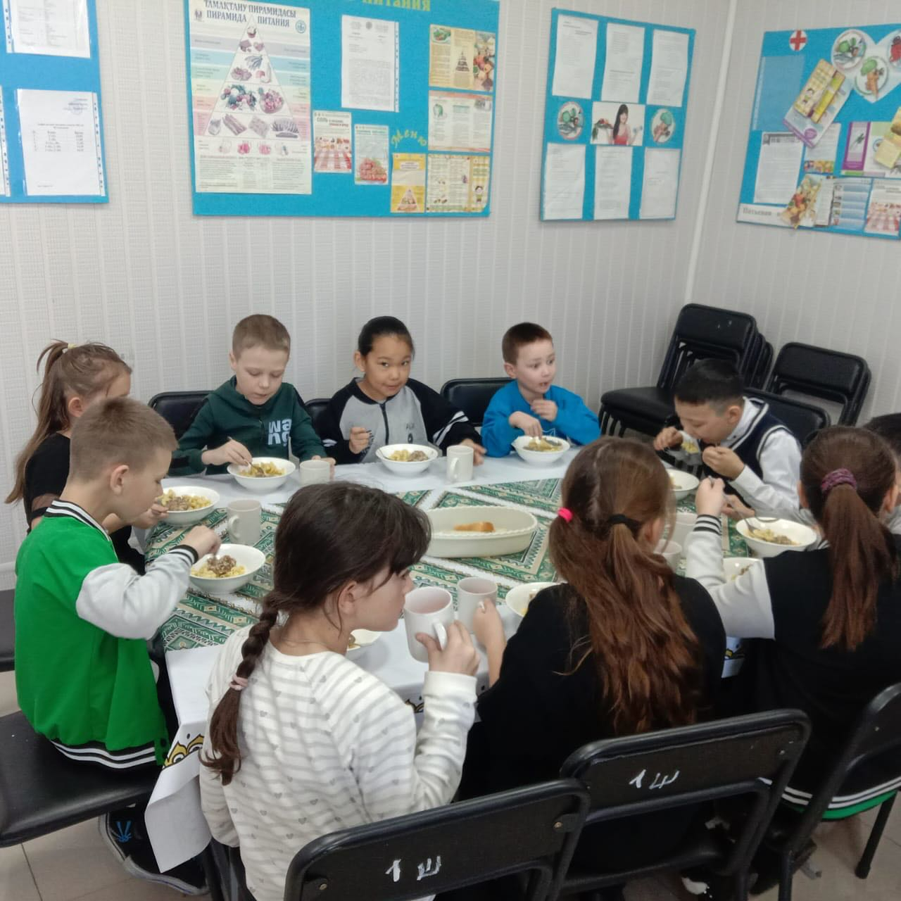 В школе им. Ш.Уалиханова осуществляет горячее и буфетное питание. Для учащихся 1-4-х классов организованно бесплатное горячее питание.