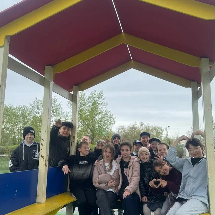 Учащиеся 5а класса на уроке русской литературы совершили экскурсию в весенний парк.