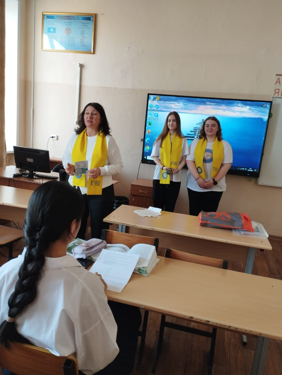 2 сәуірде Қазтұтынуодағы Қарағанды университетінің экономика, бизнес және құқық колледжінің оқытушылары мен студенттері Шоқан Уәлиханов атындағы мектеп-гимназиясының 9-сынып оқушыларымен кездесті.
