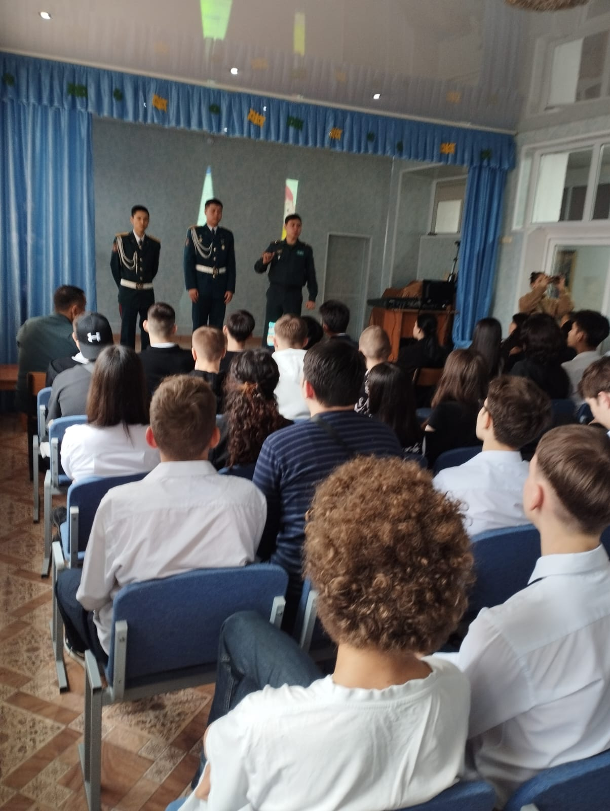 Сәуірдің 8-і күні Шоқан Уәлиханов атындағы мектеп-гимназиясында Қазақстан Республикасы Қорғаныс министрлігі колледжінің өкілдерімен Қарағанды республикалық Жас Ұлан – атындағы мектеп оқушыларымен кездесу өтті.