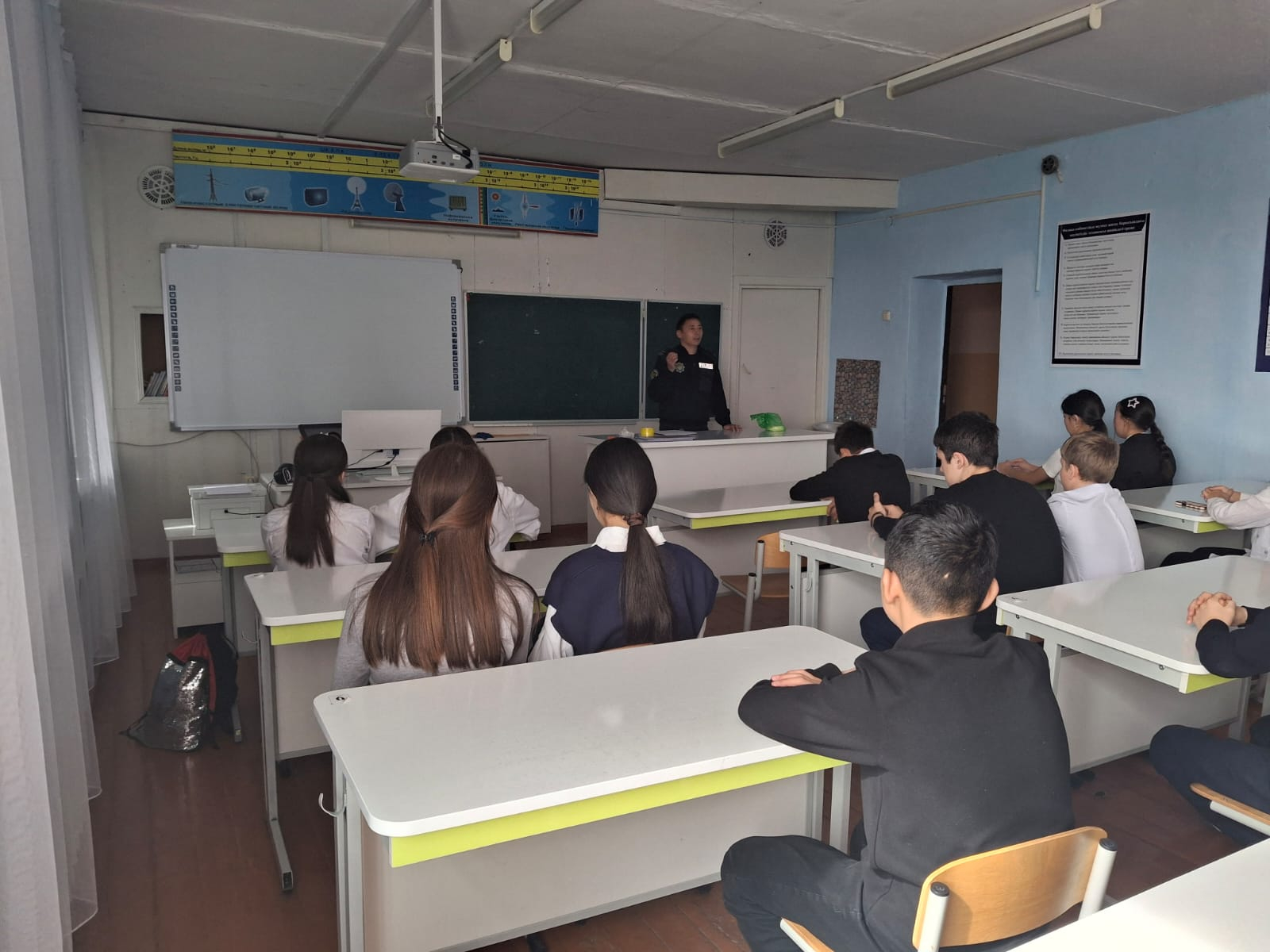 В «Байтуганской ОШ» 22.04.2025г подполковник полиции участковый инспектор Жанабылов Д.К. провел профилактические и разъяснительные мероприятия по наркомании среди учащихся 7-10 классов.