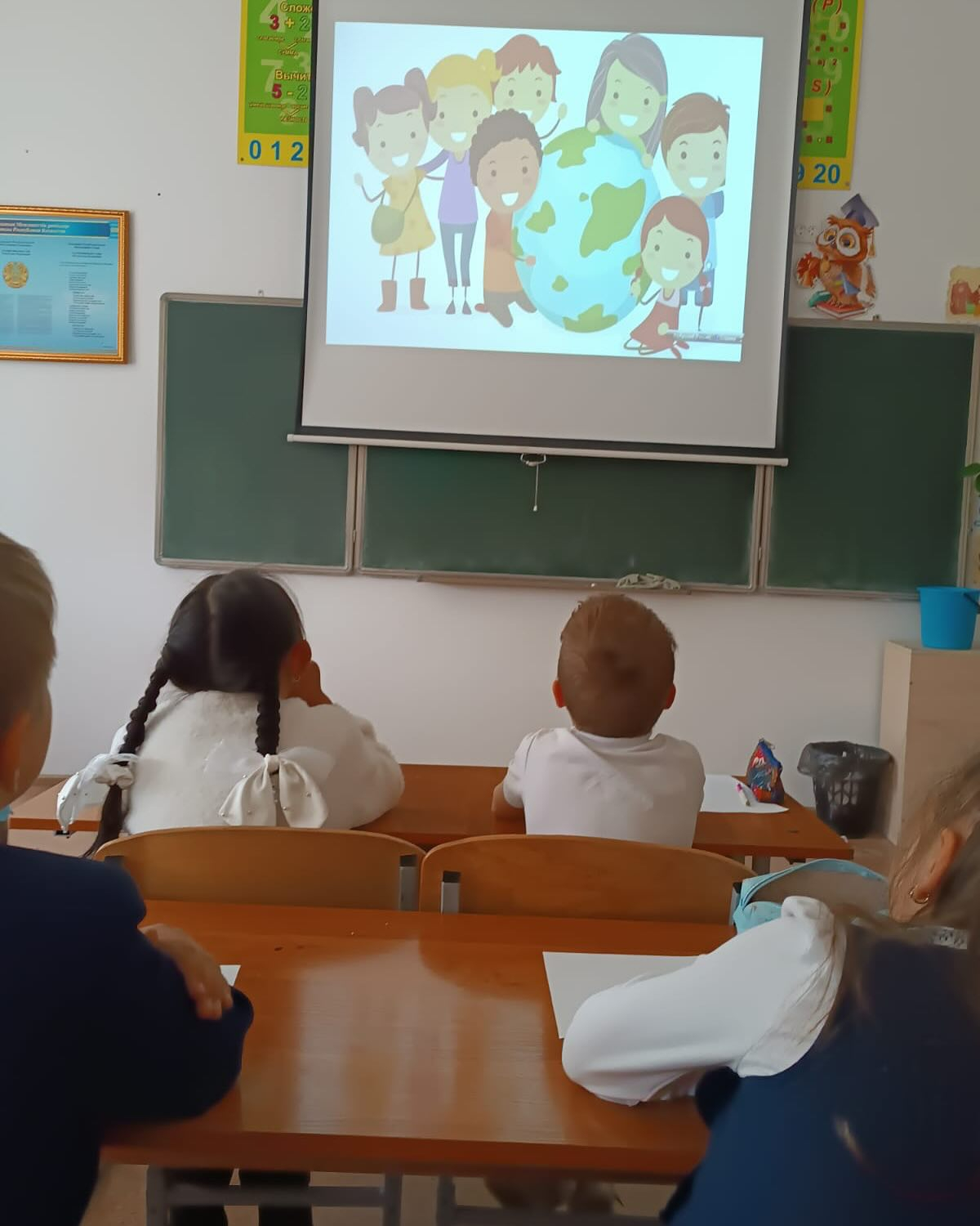 28 сәуір күні 1Б сыныбында «Бәріміз әр түрліміз, бірақ теңбіз» тақырыбында сынып сағаты өтті.