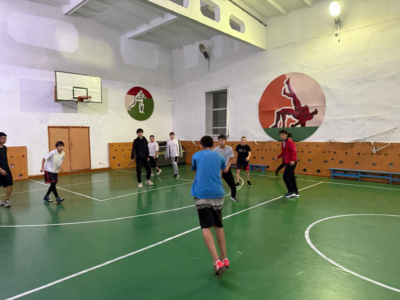 ????⚽️ *Күзгі каникул – белсенділік уақыты!*   Күзгі демалыс кезеңінде мектебімізде оқушылардың бос уақытын тиімді өткізу мақсатында *спорттық іс-шаралар* ұйымдастырылды.   Балалар футбол, баскетбол, түрлі эстафеталық жарыстарға қатысып, бірлік пен сергек