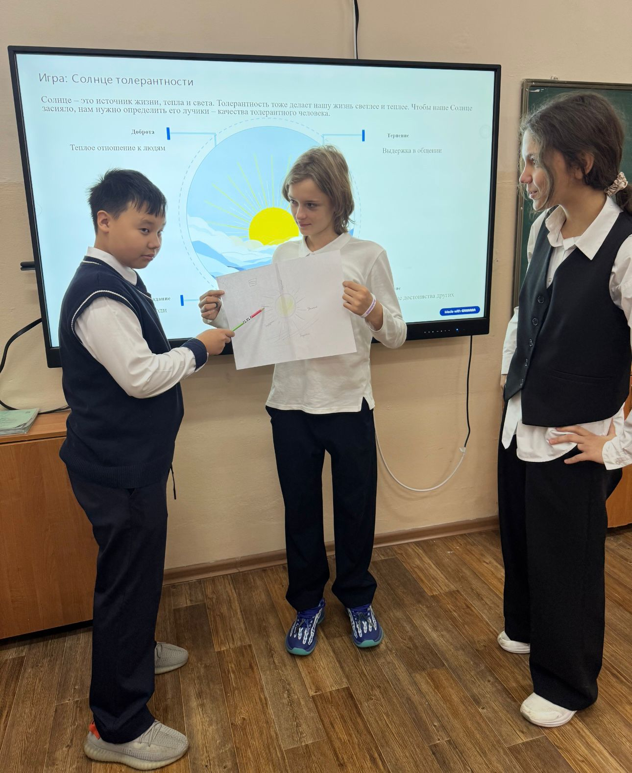 17 қарашада мектепте екі маңызды тақырыпты қамтитын сынып сағаты өтті. Оқушылар Халықаралық толеранттылық күні «Біз әртүрліміз – біз татуымыз» атты тақырыптың маңызын талқылап, өзара құрмет пен достық туралы әңгімелесті. Сондай-ақ, 