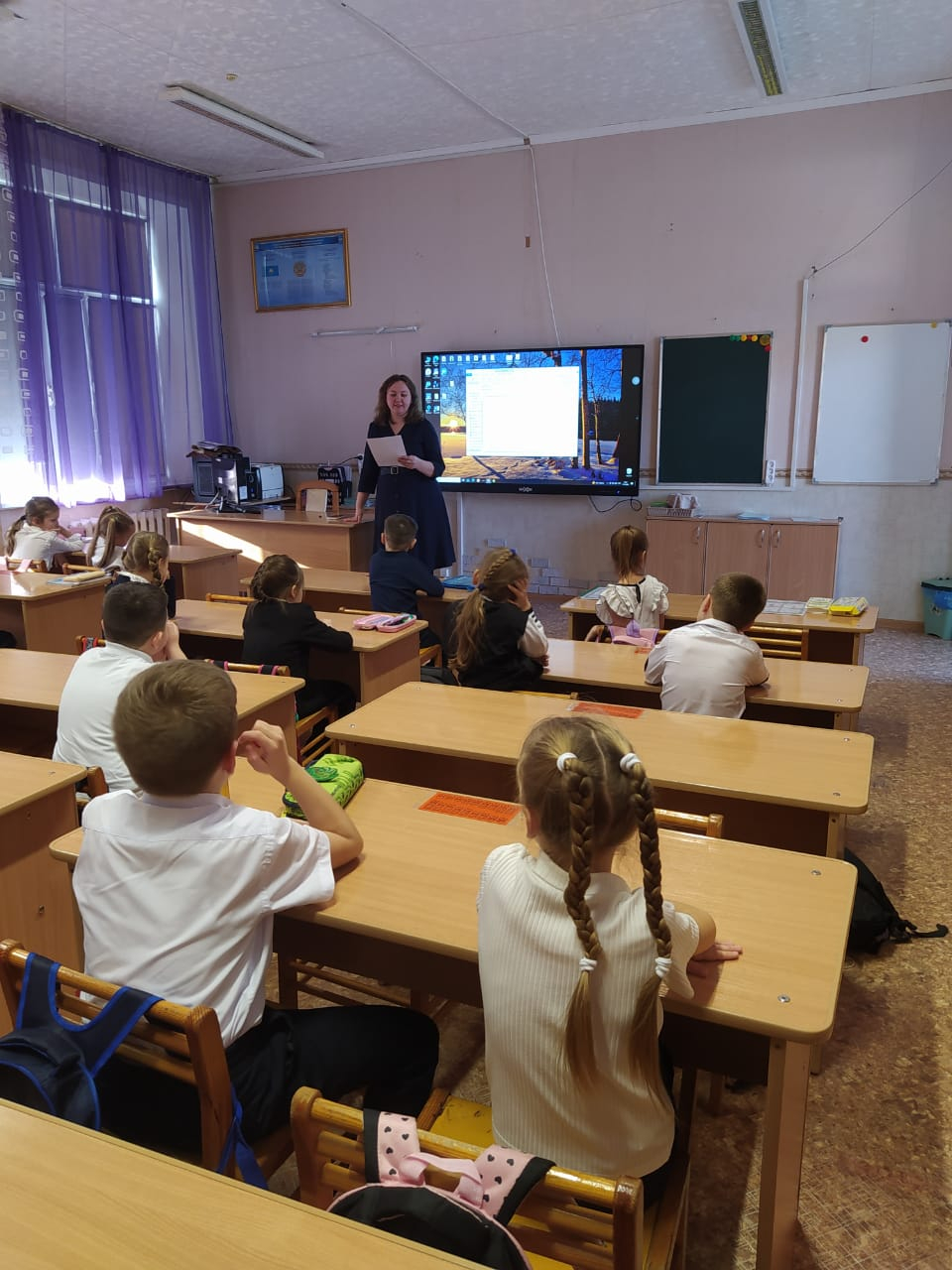 17 қараша күні 2 «В» сыныбында «Кітаптарды бағаландар» атты кітапхана сабағы өтті