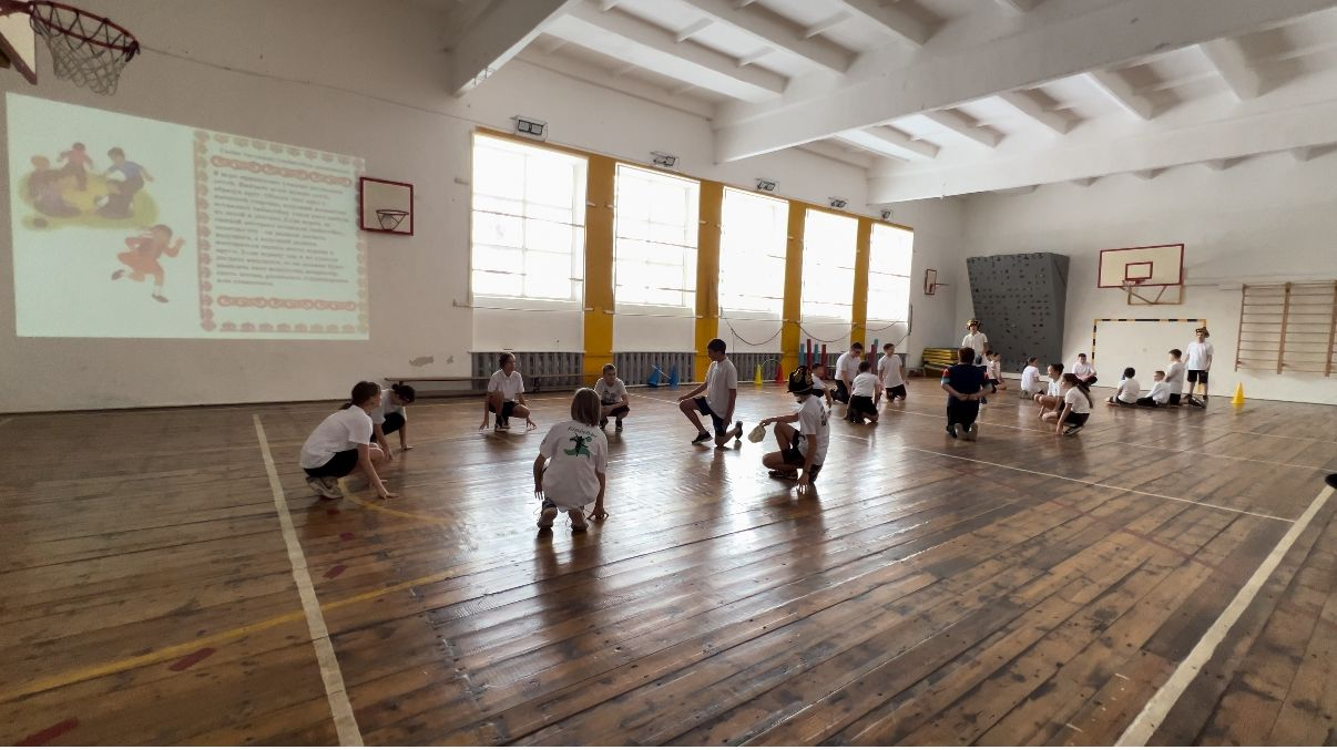 Қазақстан Республикасы күніне орай «35 қайырымды іс» жобасы аясында мектепте көңілді де танымдық сайыс — қазақтың ұлттық ойындары өтті.