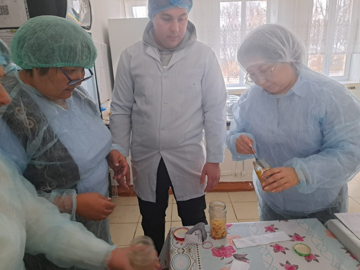 Мониторинговая комиссия провела плановую проверку школьной столовой.