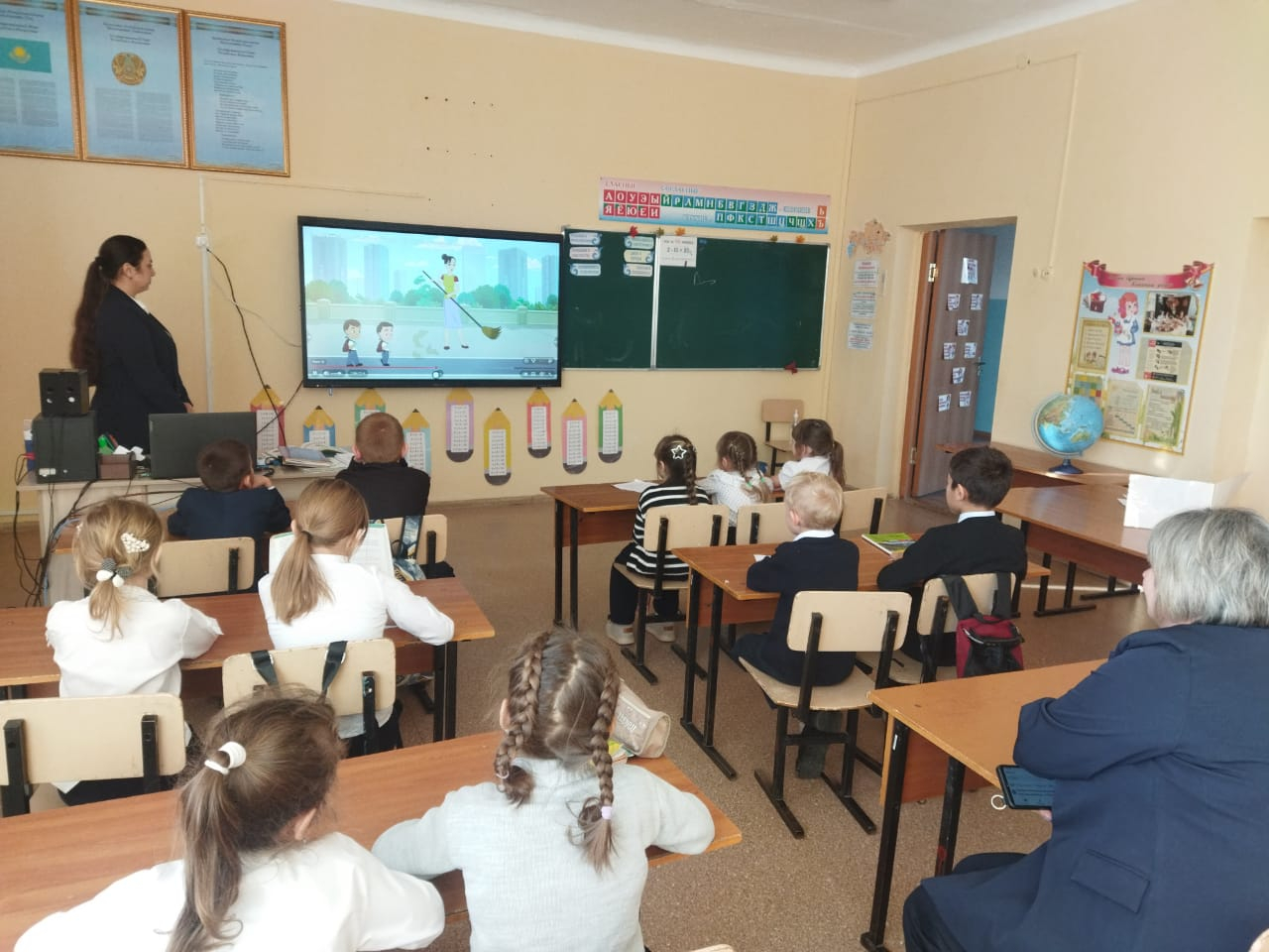 В рамках профилактической работы для учащихся начальных классов были организованы просмотры тематических мультфильмов, направленных на формирование культуры ответственности и безопасного поведения.