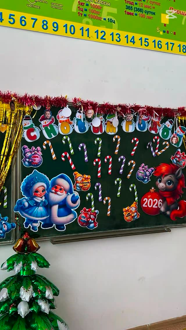 Мектептегі жаңа жылдық көңіл-күйді балалардың өздері сынып жетекшілерімен бірге кабинеттер мен мектеп дәліздерін безендіріп жасады.