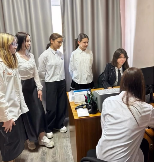 В рамках реализации программы АДАЛ АЗАМАТ и проекта ЕҢБЕГІ АДАЛ - ЖАС ӨРЕН, 26 сентября 2025 года старшеклассники посетили акимат Мичуринского сельского округа