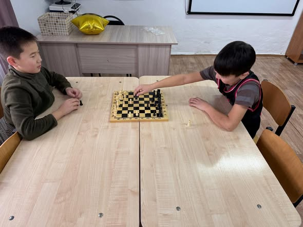 Міржақып Дулатұлы атындағы ЖББМ-де оқушылардың қысқы каникулын тиімді ұйымдастыру мақсатында жоспарға сәйкес 5-7сынып оқушыларымен шашки ойыны ұйымдастырылды. Іс-шараның мақсаты – оқушылардың логикалық ойлау қабілетін дамыту, зейінін арттыру, шыдамдылық п