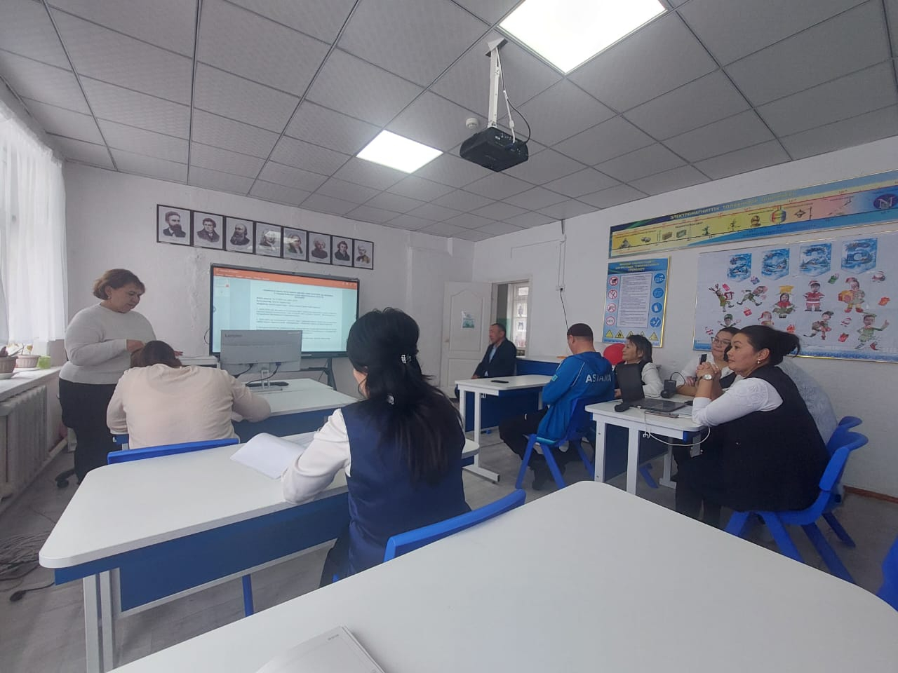 Мектеп директорының жанындағы жиналыс