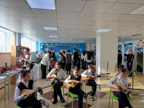 Мектебіміздің домбыра үйірмесінің оқушылары Ашық есік күніне белсене қатысты.