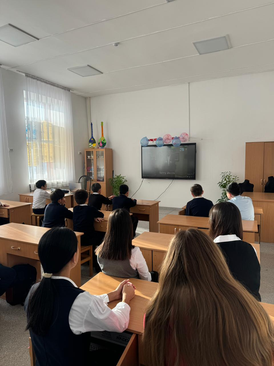 Математикалық апталық аясында 26 қаңтар күні 5–7 сынып оқушыларына сандардың шығу тарихы мен олардың мағыналары туралы «Сандар қайдан пайда болды» тақырыбында танымдық фильм көрсетілді. Іс-шараның мақсаты – оқушылардың математика пәніне деген қызығушылығы