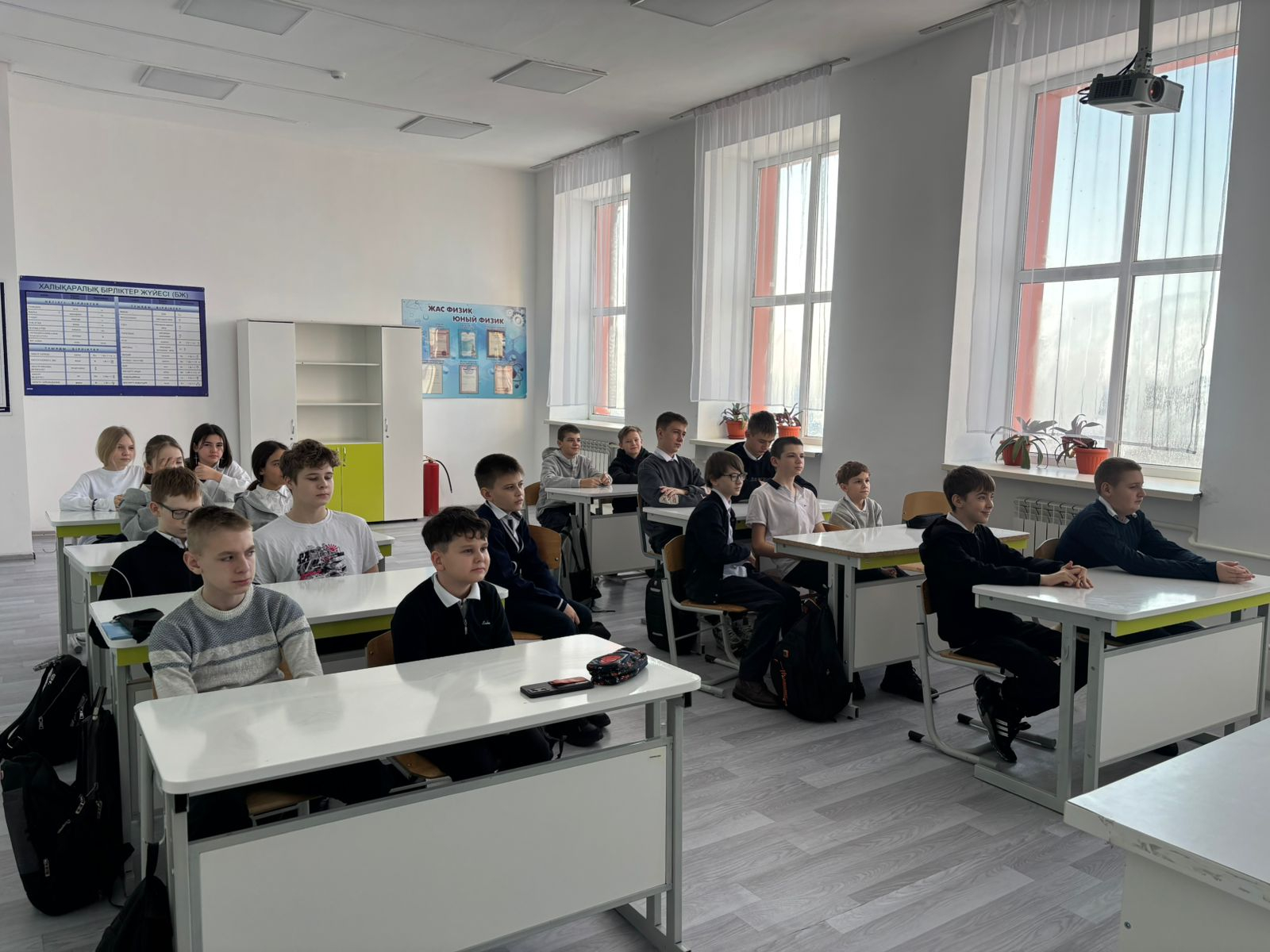 В рамках математической недели среди учащихся 5–7 классов был организован просмотр познавательного фильма «Откуда появились цифры». Ребята узнали об истории возникновения чисел, их развитии и значении в жизни человека. Мероприятие способствовало расширени