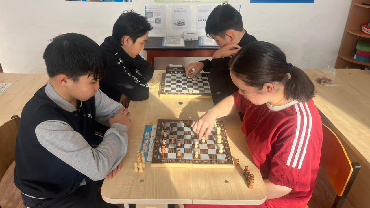 Математика апталығы аясында 8-сынып оқушылары арасында дойбы ойынынан тартысты жарыс өтті ♟️ Зияткерлік сайыста үздік шыққан жеңімпаздарымызды құттықтаймыз! ???? 1 орын — Толықбаев Досжан ???? 2 орын — Байкалұлы Дастан ???? 3 орын — Разах Ернар Барлық қат