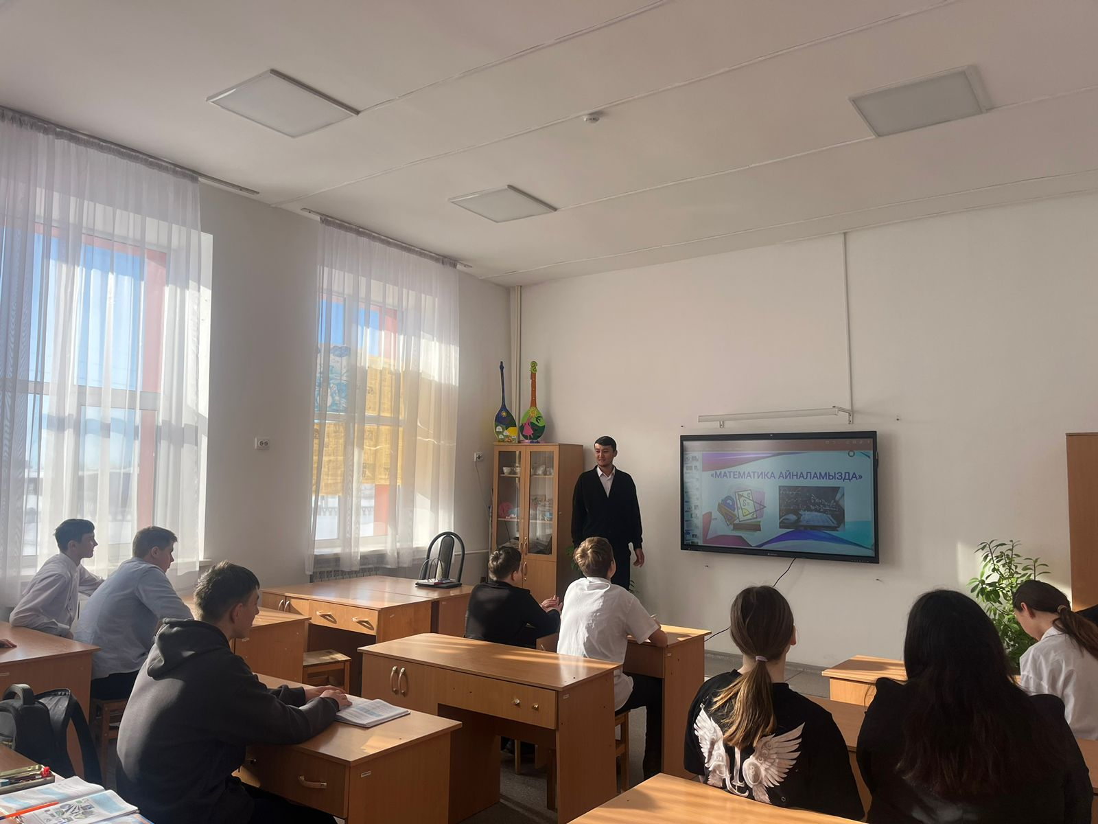 «Менің өмірімдегі Математика» тақырыбында 8–11 сынып оқушыларымен мазмұнды сынып сағаты өтті ???????? Кездесу барысында оқушылар математика пәнінің күнделікті өмірдегі, болашақ мамандықтағы және логикалық ойлауды дамытудағы маңызы туралы өз ойларымен бөлі