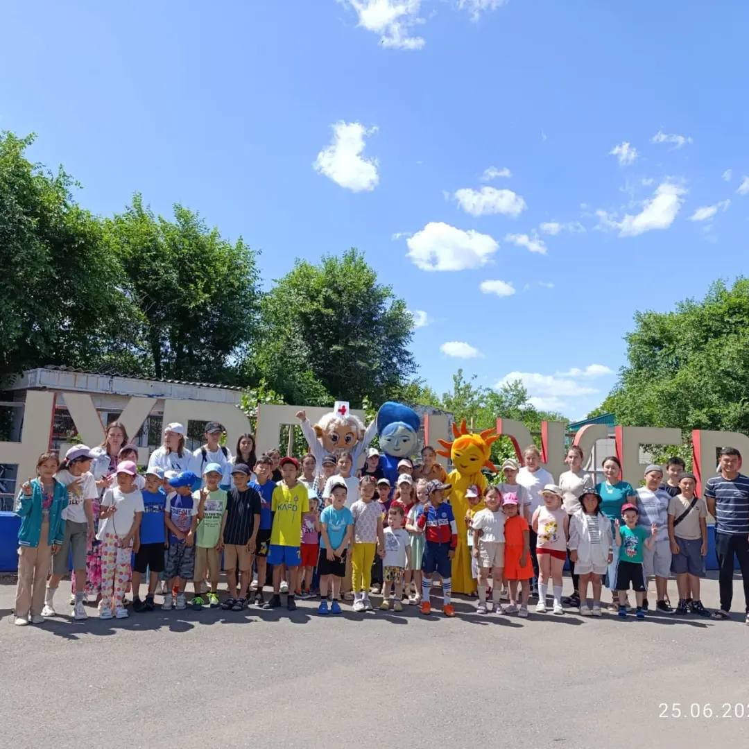 Сегодня, 25.06.24 г. начался второй сезон пришкольного летнего лагеря. Дети поучаствовали в семейном хороводе.