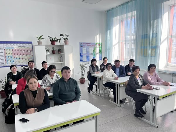 Міржақып Дулатұлы атындағы ЖББМ педагогикалық әдеп жөнінде педагогтармен жиналыс өткізіліп,  жұмыс жоспарымен, педагог қызметкерлер лауазымдық міндеттерімен таныстырылды. Педагогикалық этиканың  бұзылуының алдын алу және ескерту, мектепке дейінгі ұйымның 