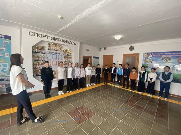М.Дулатұлы атындағы ЖББ мектебінде 7 сәуір күні «Ғылым және технология» атты жаратылыстану-ғылыми  сауаттылық апталығының ашылуына орай бастауыш 1-4 сыныптар аралығында саптық жиын өткізілді.Жиында бастауыш сынып мұғалімдері апталық барысында өткізілетін 