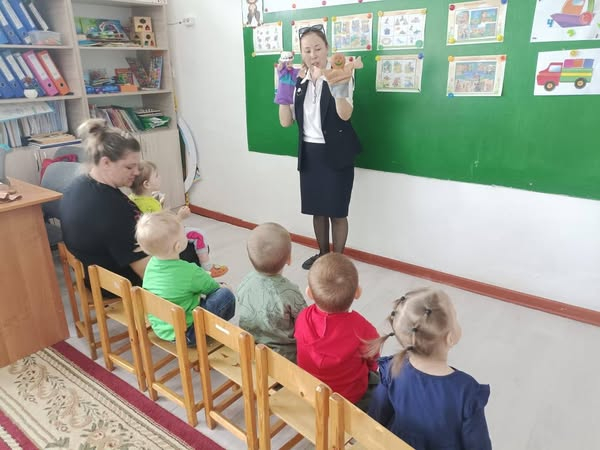 М. Дулатұлы атандағы ЖББМ жанындағы «Айгөлек» шағын орталығында консультациялық пункт жоспары бойынша «Қуыршақ театры» тақырыбы алынып,  тәбиеші К. Хуанган «Бауырсақ» ертегісін сахналады.  Мақсаты:  Балаларға қуышақ туралы түсінік беру.  Балалардың сөздік