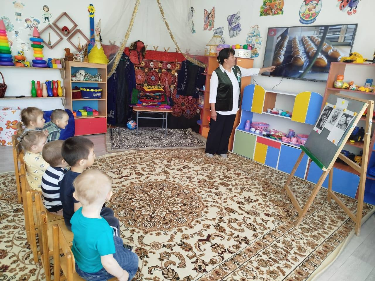 М. Дулатұлы атандағы ЖББМ жанындағы «Айгөлек» шағын орталығында консультациялық пункт бойынша «Нан қайдан келеді?» тақырыбында қазақ тілі маманы А.Б. Сабитаева балаларға арнайы телеэкранан видео ролик көрсете отырып,  балалармен бірге наның қандай қиындық