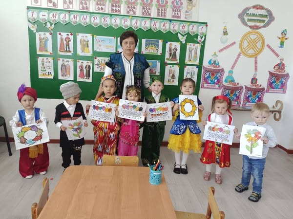 М. Дулатұлы атандағы ЖББМ жанындағы «Айгөлек» шағын орталығында «Достық пен ынтымақ-береке бастауы» атты тақырыбы бойынша тәрбиеленуші бүлдіршіндермен бірге мекеркемізді атап өттік.  Мақсаты:  Балаларға 1 – мамыр Қазақстан халықтар бірлігі күні мерекесі е