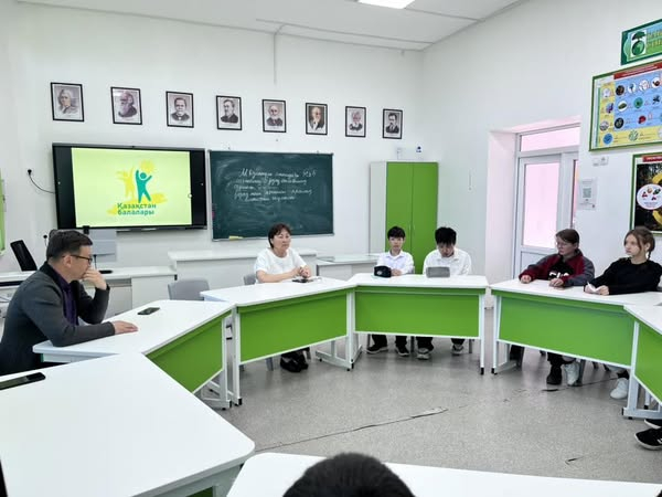 Міржақып Дулатұлы атындағы ЖББ мектебінде  «Бала үні»күніне орай  мектеп директоры Жанат А. және ауылымыздың әкімі Бекмагамбетова А.К оқушылармен кездесу  өткізді.  Мақсаты: Балаларға өз ойын  ашық айтуға  мүмкіндік беру. 