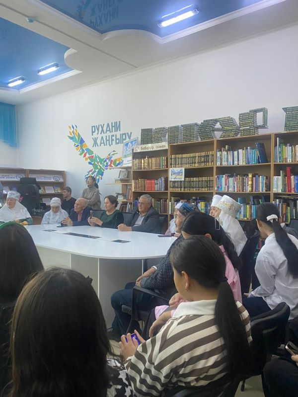 2025 жылдың 22 қазан күні Нұра ауданының аудандық кітапханасында жерлесіміз,туған жерін шың сүйетін,ақындық дарын иесі Қанат Жариясұлы Отарбаевпен  кездесу өтті