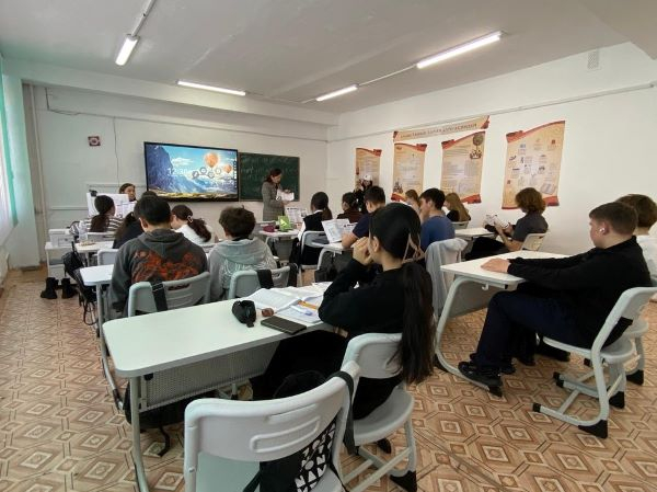 14 қараша 2025 жылы кәсіптік бағдар беру аясында Қарағанды Индустриялық Университеті Теміртау қаласынан келген мамандар  9-11 сынып оқушыларымен мамандық таңдау бойынша түсіндірме жұмыстарын жүргізіп, жадынама парақшаларын таратты