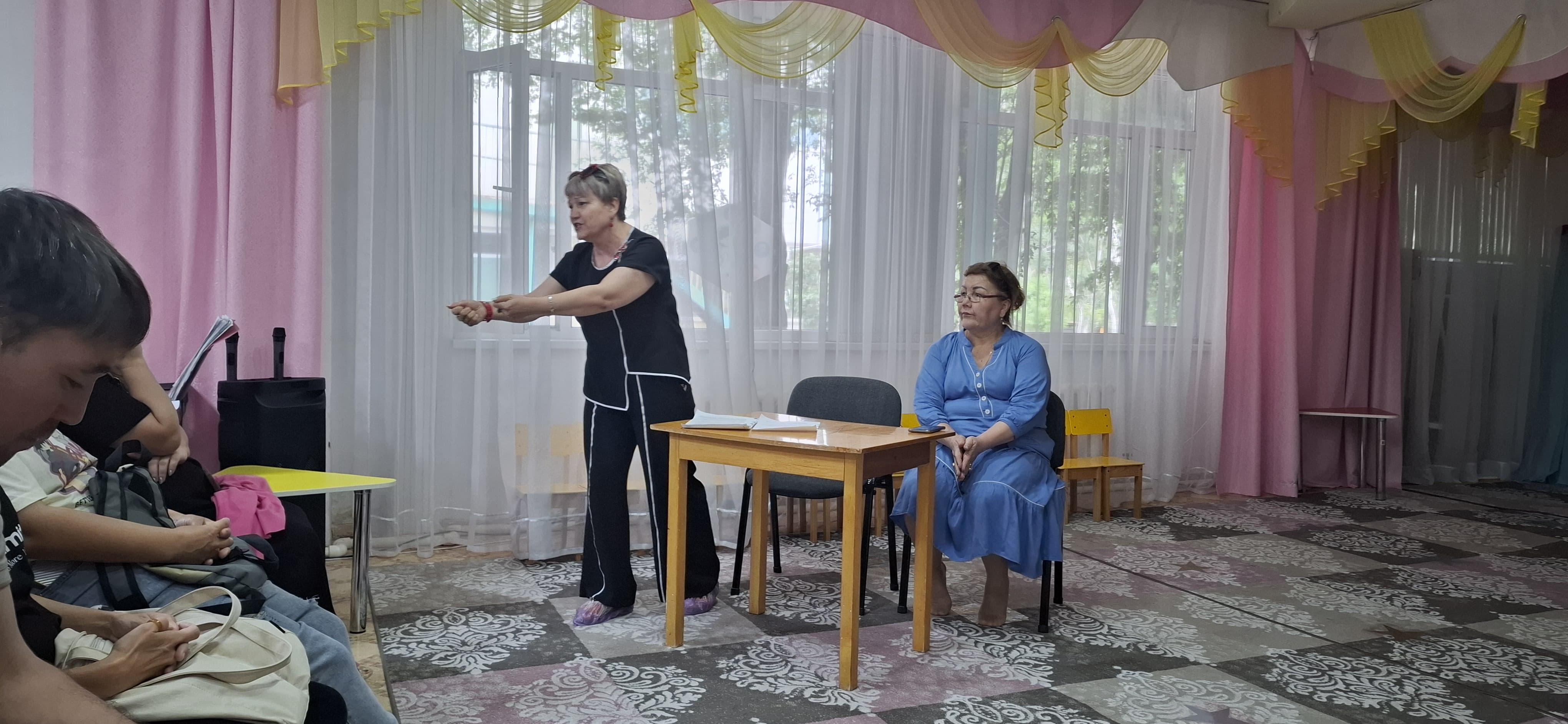 Бүгін біздің балабақшада №1 гимназия мен №9 лицейдің бастауыш сынып мұғалімдерінің қатысуымен жылы және өте пайдалы ата-аналар жиналысы өтті. ⠀ Мектеп мұғалімдері ата-аналарға болашақ бірінші сынып оқушыларын не күтіп тұрғанын айтып, 1-сыныптағы балаларды