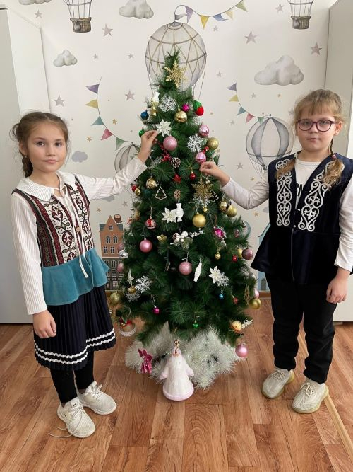 Қысқы демалыс кезінде 2 «Б» сыныбында оқушылардың шығармашылық қабілеттерін дамыту және мерекелік көңіл күй қалыптастыру мақсатында «Шыршаны әсемдеу» атты іс-шара ұйымдастырылды.