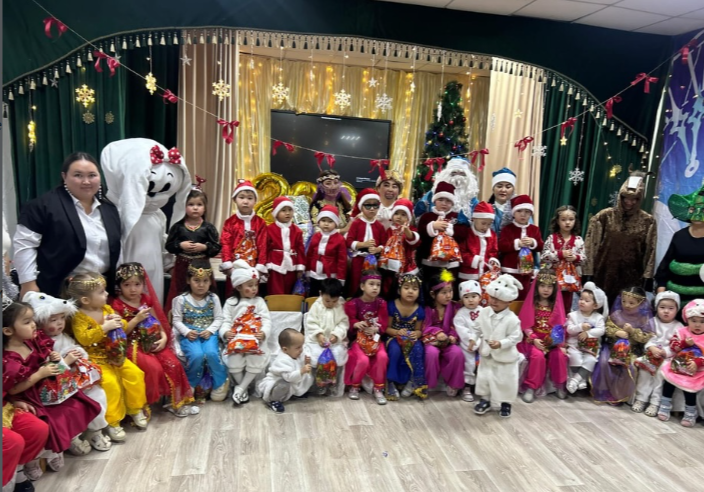 М.Жұмабаев атындағы ЖББ мектеп-гимназиясының жанындағы “Балдырған “ шағын орталығының “Айгөлек” тобымен бірлесе өткізген жаңа жылдық ертеңгілігі