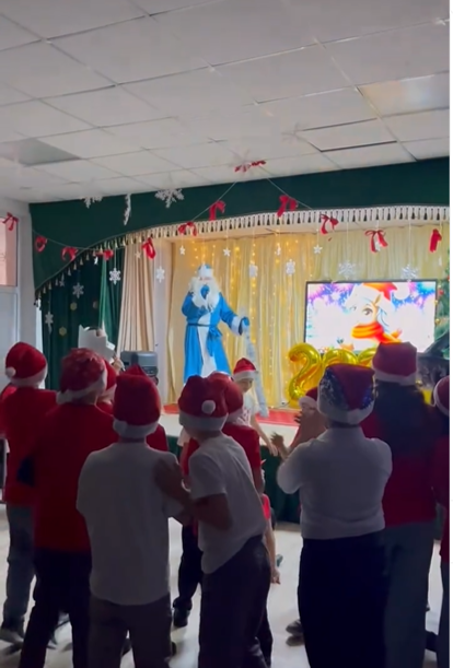  М. Жұмабаев атындағы ЖББ мектеп-гимназиясының 4 сынып оқушылары жаңа жылдық мерекені ерекше көңіл күймен қарсы алды. 