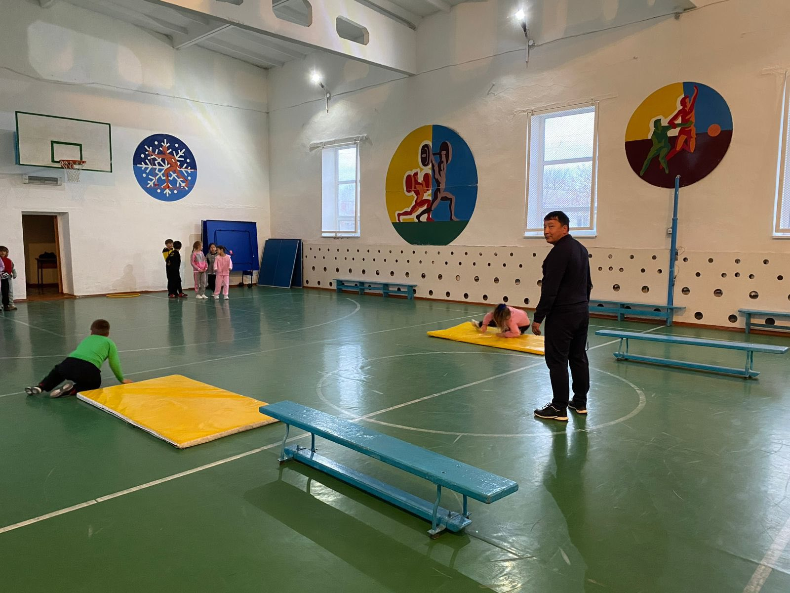 Міржақып Дулатұлы атындағы ЖББМ-де оқушылардың қысқы каникулын тиімді ұйымдастыру мақсатында жоспарға сәйкес 1–4 сынып оқушыларымен «Көңілді мәре» атты эстафеталық ойын ұйымдастырылды. Іс-шараның мақсаты – оқушылардың бос уақытын мазмұнды өткізу, салауатт