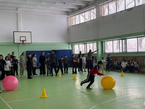 Біртұтас тәрбие бағдарламасы аясында «Заң мен тәртіп» бағыты бойынша ата-аналар мен оқушылар арасында эстафета өткізілді.